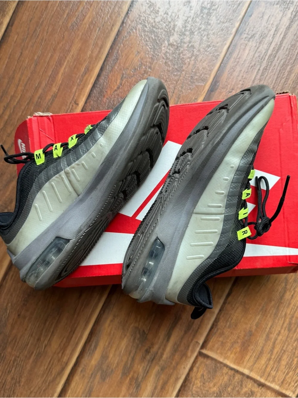 Nike Air Max Axis Boys Size 2.5Y